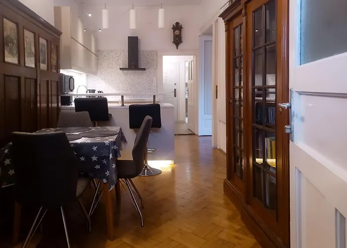 Parkside Large Modern Garden View Apartment